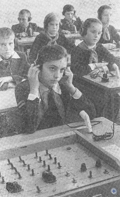 На уроке английского языка в восьмилетней школе. Великая Дорога, 1976 г.