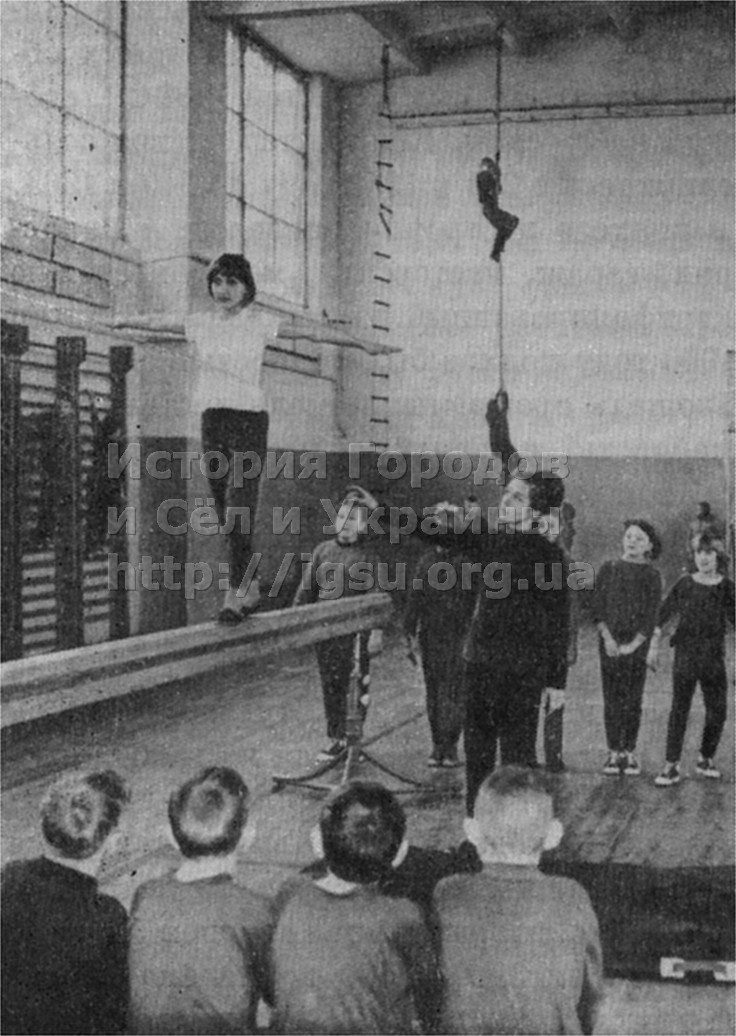 Занятия в спортивном зале Первомайской средней школы. 1970 г.