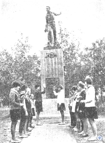 Памятник пионеру-подпольщику Васе Носакову, уроженцу села Покровского, 1969 г.