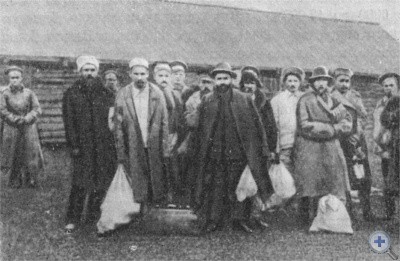 Г. И. Петровский среди политических заключенных. Якутский стан, август 1916 г.