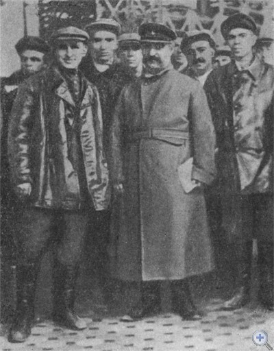 Г. К. Орджоникидзе среди рабочих Днепродзержинска. 1933 г.