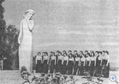 Памятник студентам, погибшим в годы Великой Отечественной войны. Днепропетровск, 1976 г.