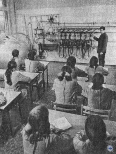 Будущие мастера машинного доения за учебой. Бондаревка, 1975 г.