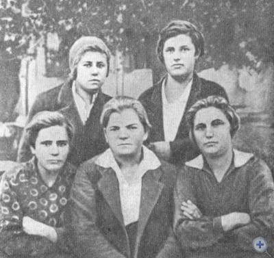 Женская тракторная бригада во главе с Ф. С. Перовой (в центре). Новоайдар, 1936 г.