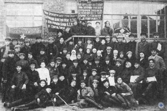 Члены Сватовской волостной комсомольской ячейки. 1923 г.