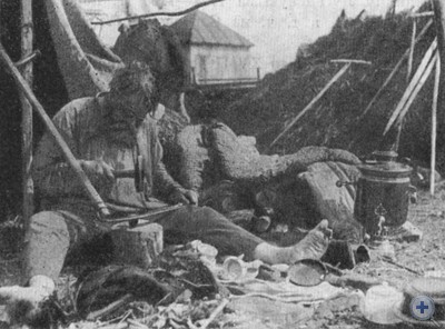 Крестьянин отбивает косу. Станично-Луганское, 1914 г.