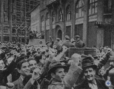 Жители Львова встречают Красную Армию. Сентябрь 1939 г.