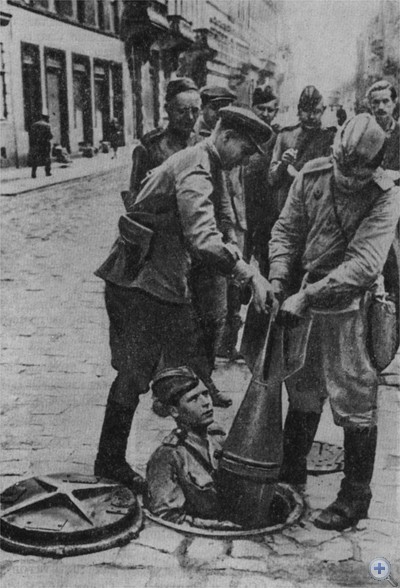 Извлечение бомб на улицах Львова в первые часы после освобождения от немецко-фашистских захватчиков. 1944 г.