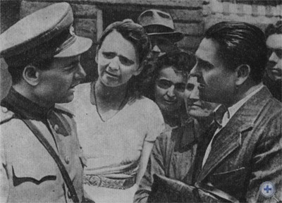 Секретарь Львовского обкома КП(б)У генерал-майор И. С. Грушецкий беседует с жителями освобожденного Львова. 1944 г.