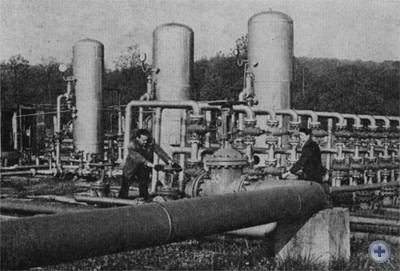 Кавалер ордена Октябрьской Революции оператор И. М. Ровенчин (слева) на установке низкотемпературной сепарации газа нефтепромысла районной службы. 1975 г.