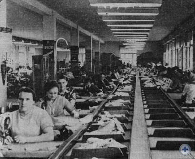 Один из цехов швейной фабрики — филиала Львовской фирмы «Весна». Городок, 1976 г.