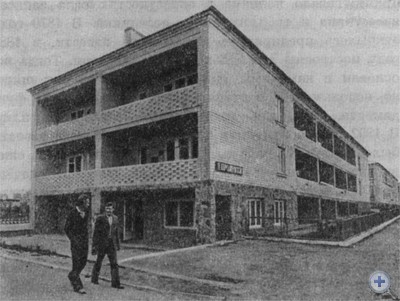 Один из новых жилых домов в Пустомытах. 1976 г.