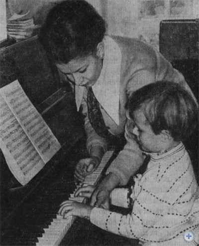 Урок по классу фортепиано в Пустомытовской детской музыкальной школе. 1975 г.