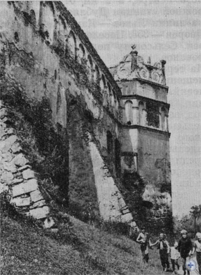 Памятник архитектуры XVII в.— замок в Старом Селе. 1975 г.