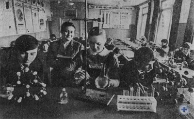 Учительница средней школы Т. П. Волошина ведет урок химии. Старый Самбор, 1977 г.
