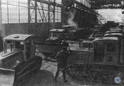Отгрузка бульдозеров на Николаевском заводе «Дормашина». 1980 г.