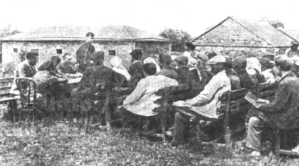 Начальник политотдела Еланецкой МТС А. Маневич выступает перед крестьянами. 1933 г.