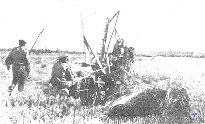 Воины Красной Армии помогают колхозникам села Дальник убрать урожай. Июль 1944 г.