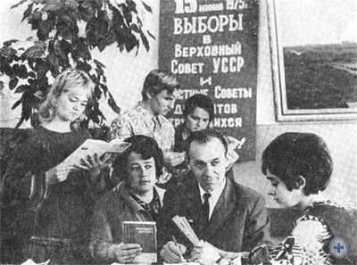 Заведующий сельской библиотекой кавалер ордена Ленина А. С. Канев проводит беседу с молодыми избирателями. Кучурган, 1975 г.