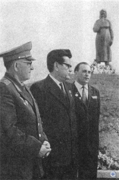 Герой Советского Союза А. П. Маресьев на Кургане боевой славы под Ахтыркой. 1973 г.