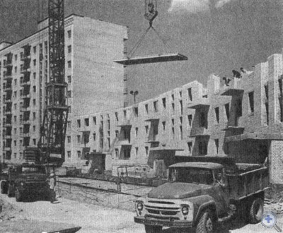 На строительстве 180-квартирного жилого дома в Ахтырке. 1979 г.