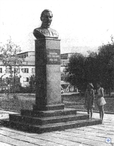 Памятник А. С. Макаренко в Белополье. 1979 г.