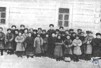 Ученицы женской школы с. Камень (ныне Кролевецкого района). 1902 г.