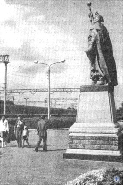 Памятник Богдану Хмельницкому на перроне вокзала станции Хутор-Михайловский. 1979 г.