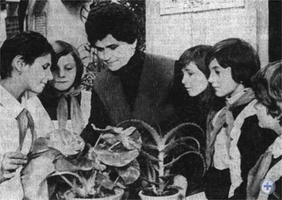 Учитель биологии Дунковицкой восьмилетней школы С. П. Дуфинец с учениками. 1980 г.