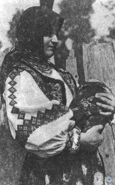 Женщина в народной праздничной одежде. Иза, 1925 г.