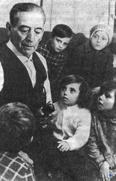 Народный сказитель Закарпатья А. Калин среди детей. Горинчово, 1979 г.