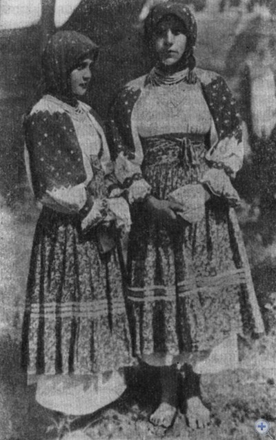 Девушки с. Нижнего Селища в праздничной одежде. 1925 г.