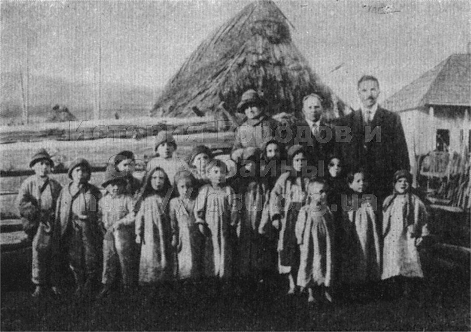 Депутат чехословацкого парламента Л. Ландова-Штыхова и И. Мондок среди детей Ростоки. 1928 г.