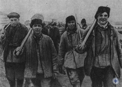 Прославленная бетонщица Е. М. Романько с членами бригады. Запорожье, 1930 г.