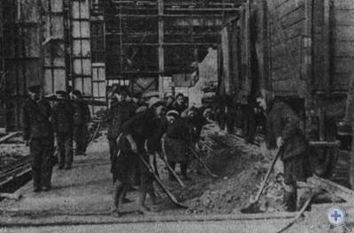 Жители Запорожья на субботнике по восстановлению завода «Запорожсталь», 1947 г.