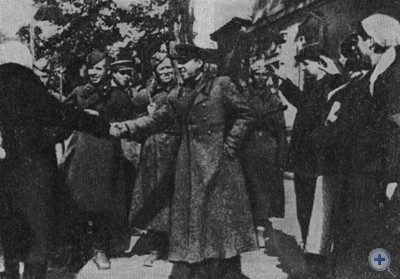 Жители города Запорожье встречают своих освободителей. Октябрь 1943 г.