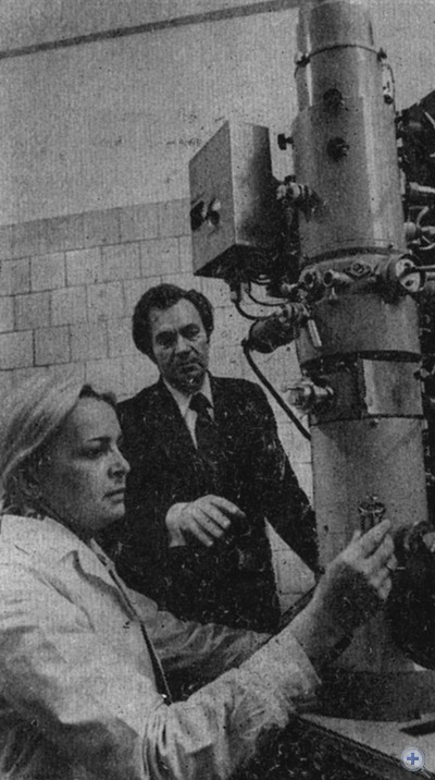 Исследование при помощи электронного микроскопа во Всесоюзном научно-исследовательском и проектном институте титана. Запорожье, 1979 г.