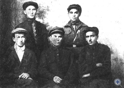 Комсомольцы 20-х годов: (сидят, слева направо) Н. Сидоров, Головащенко, С. Котенко; (стоят, слева направо) П. Саламатин, И. Якимов. Веселое. Фото 1928 г.