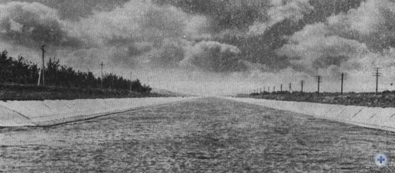 Участок магистрального канала Северо-Рогачикской оросительной системы на территории Веселовского района. 1980 г.