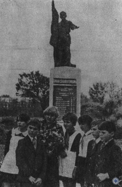 Памятник учителям и ученикам Великобелозерской средней школы, погибшим в борьбе против гитлеровских оккупантов в годы Великой Отечественной войны. 1980 г.