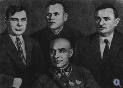 Красные командиры периода гражданской войны (слева направо): С. П. Пожидаев, М. П. Барабаш, К. Н. Рубель, А. Г. Лунев. Михайловка, 1936 г.