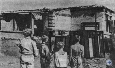 У разрушенной немецко-фашистскими захватчиками школы. Нововасилевка, 1943 г.