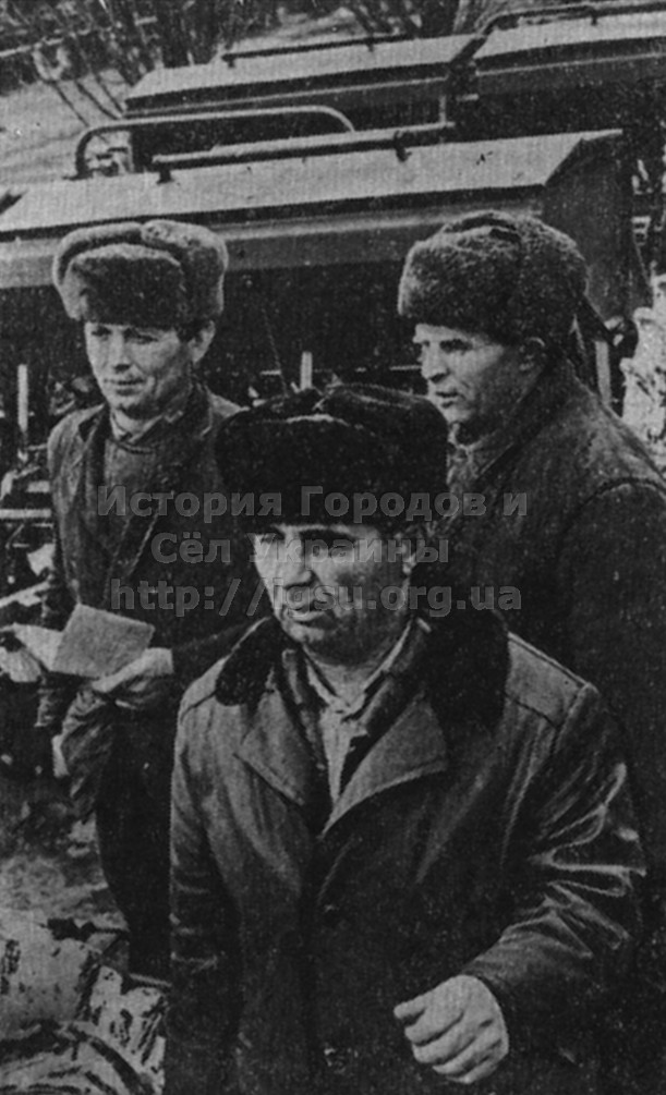 Герой Социалистического Труда В. Н. Бобрышев вместе с механизаторами готовятся к севу. Матвеевка, 1980 г.