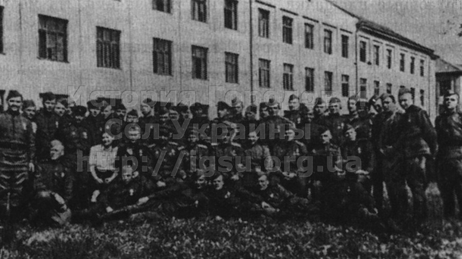 Бойцы и командиры 39/280-го армейского ремонтно-восстановительного батальона — уроженцы Пришиба. Венгрия, 9 мая 1945 г.